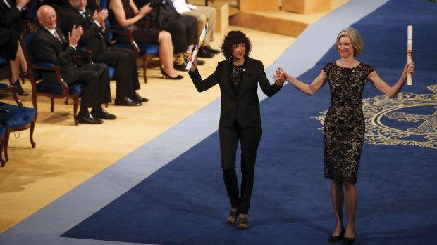 Jennifer Doudna (right) and Emmanuelle Charpentier receive the Princess of Asturias Award for Technical and Scientific Research from Spain’s King Felipe VI at a ceremony in Oviedo, Spain, in 2015.