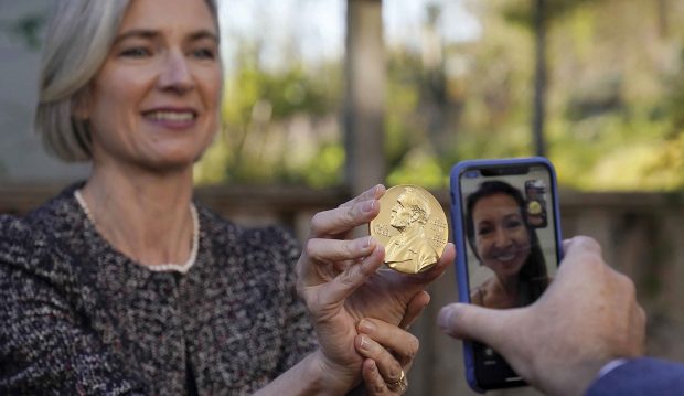 Jennifer Doudna ’85 holds up the gold medallion