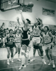 Pomona-Pitzer and CMS face off on the basketball court, year unknown