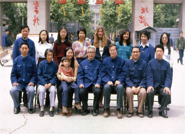 Group photo of Chinese and American students and professors